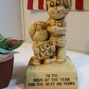 Fun Vintage 1974 Mom of the Year Paula Statue Figurine Kitsch Kitschy W-400